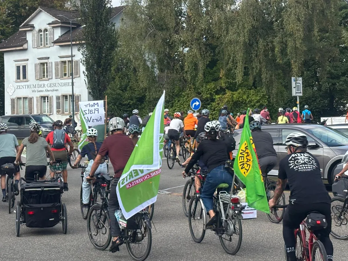 Jetzt geht es endlich los: Die Gruppe beginnt ihre Rundfahrt durch Wetzikon. Die Teilnehmer fahren für die Demonstration los.